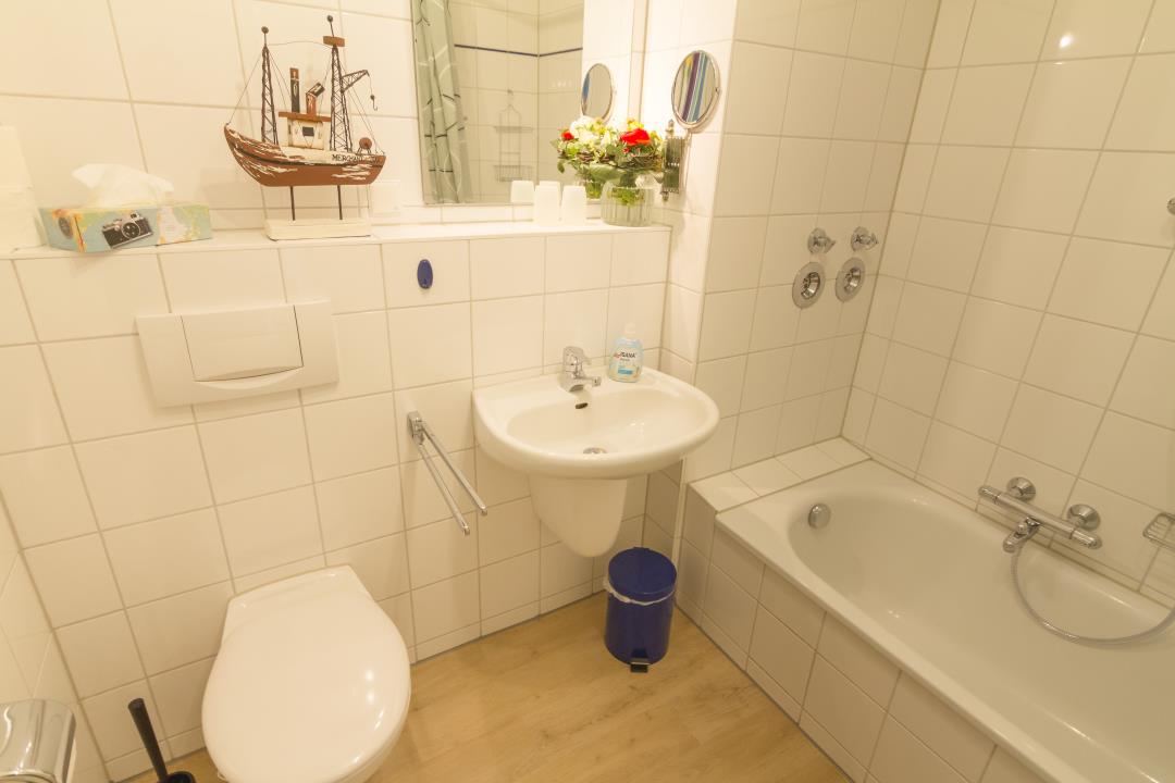 Bad mit Wanne und Waschmaschine