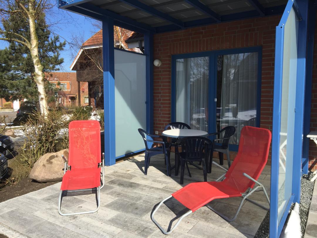 Terrasse mit Liegen und Grill