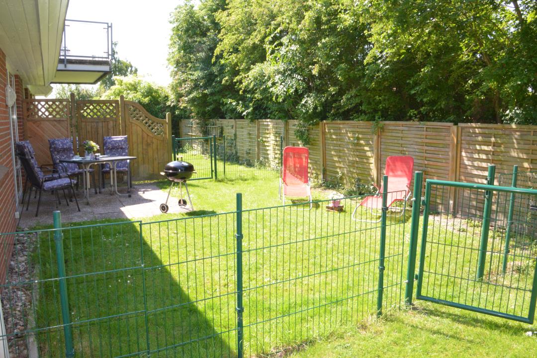 Terrasse mit Liegen und Grill