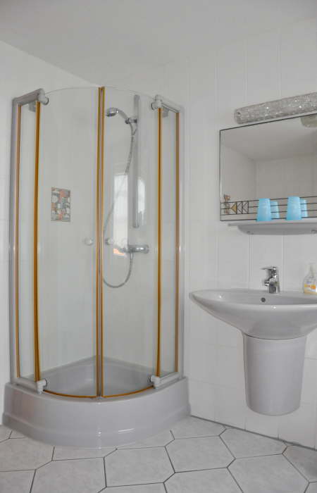 großes Bad mit Dusch