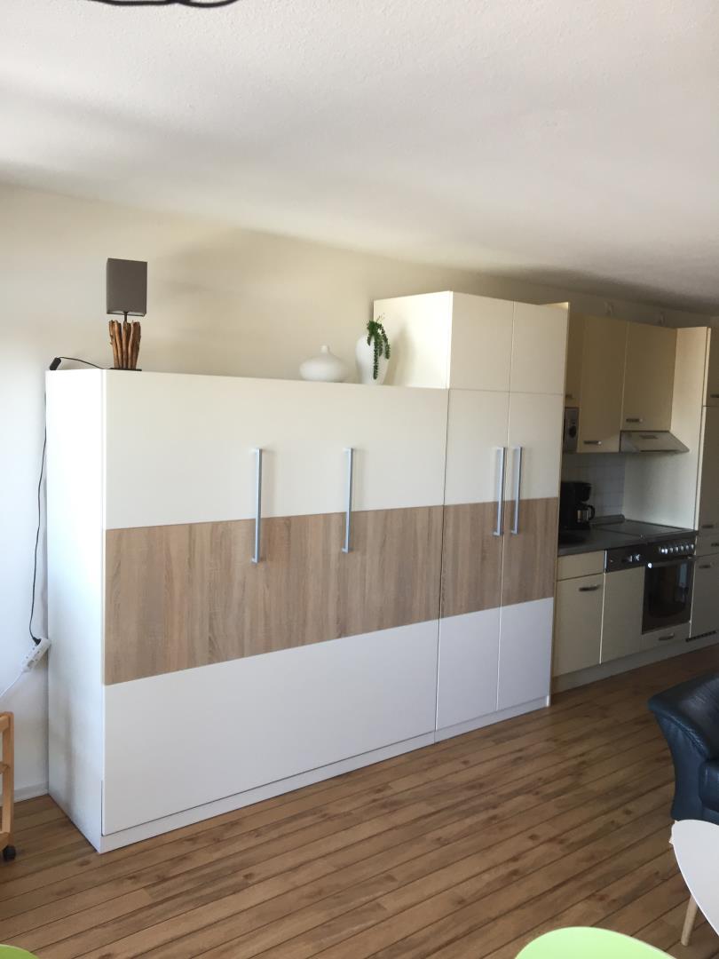 Schrankbett im Wohnzimmer