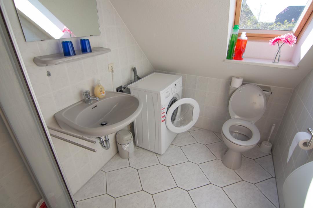 2. Bad mit Dusche 